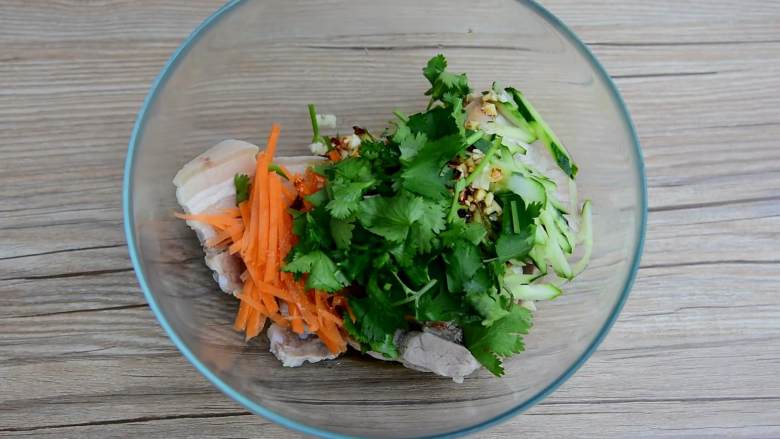 凉拌辣子肉片—不想炒菜的时候怎么办?那就凉拌好了,加入蒜末、香醋1勺、生抽1勺、油辣子3勺、香油1勺、盐1小勺、香菜末,拌匀即可。