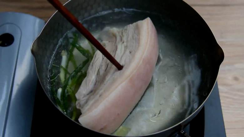 凉拌辣子肉片—不想炒菜的时候怎么办?那就凉拌好了,可以用筷子轻松戳穿关火,然后浸泡在汤里让其自然冷却。
