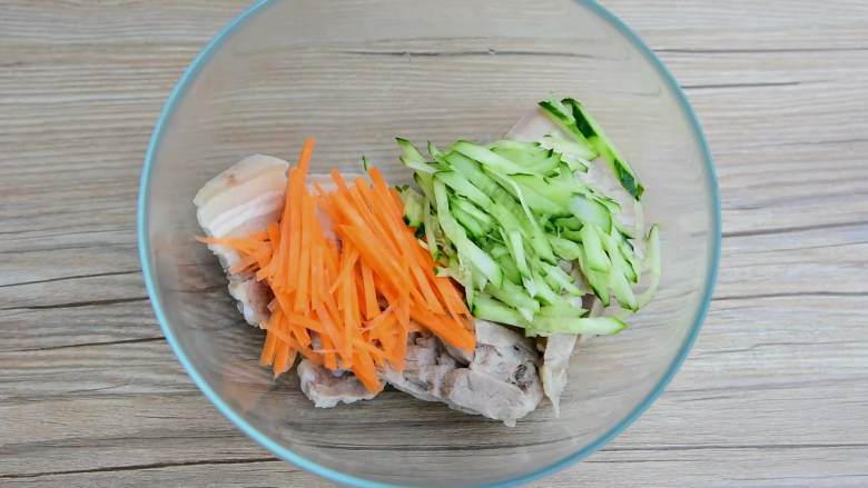凉拌辣子肉片—不想炒菜的时候怎么办?那就凉拌好了,胡萝卜、黄瓜切丝,晾凉的肉切片,放入碗中。