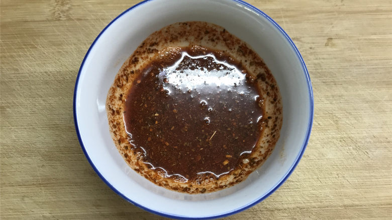 泰式香辣鸭脖,准备好配料,香辣料30克,加30克清水调成糊状。