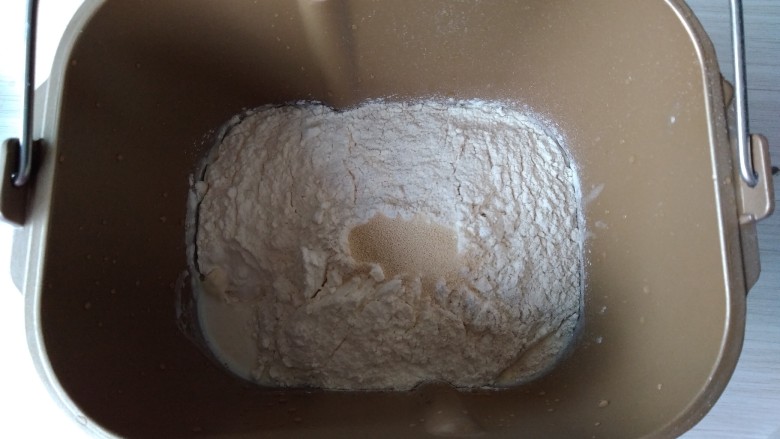 椰蓉花朵面包,倒入面粉,在面粉顶端加入酵母