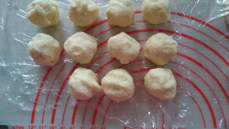 椰蓉花朵面包,将馅料分成11份,大概每份20克搓圆