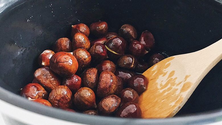 电饭煲版糖栗子,
搅拌均匀 使每一颗板栗子都裹满均匀