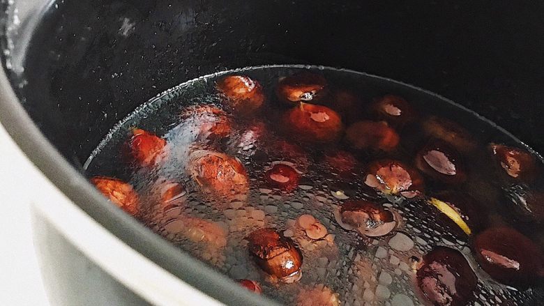 电饭煲版糖栗子,
腌好的板栗加入适量的清水