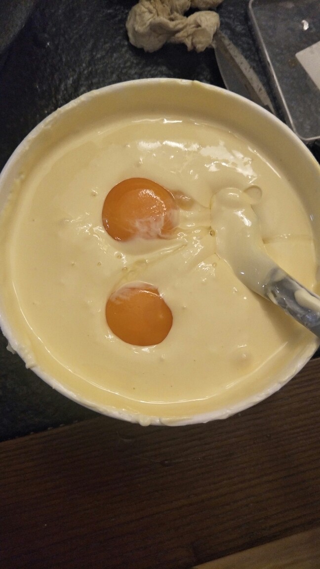 简单版轻乳酪蛋糕(8寸),打5个蛋黄慢慢搅入,搅均匀