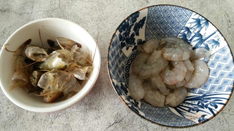 中餐厅~豌豆炒虾仁,把虾头剥下来，把虾壳去掉，只取虾仁和虾头，（记得一定要把沙嘴虾枪和虾线去掉）