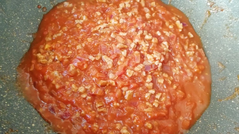 番茄肉酱意面,最后放<a style='color:red;display:inline-block;' href='/shicai/ 699'>番茄酱</a>,翻炒至酱汁浓稠关火,盛出备用。