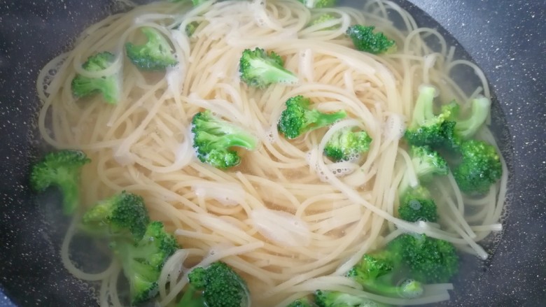 番茄肉酱意面,意面煮到8分钟的时候下入西兰花,和意面一起煮熟。