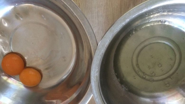 萌萌哒小熊松饼,分离蛋黄与蛋清;