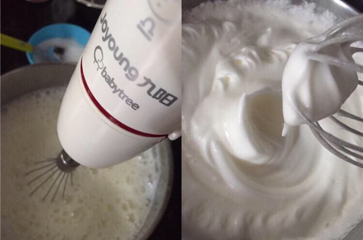 萌萌哒小熊松饼,蛋清中加入剩余的10g细砂糖,打发至呈小弯钩;