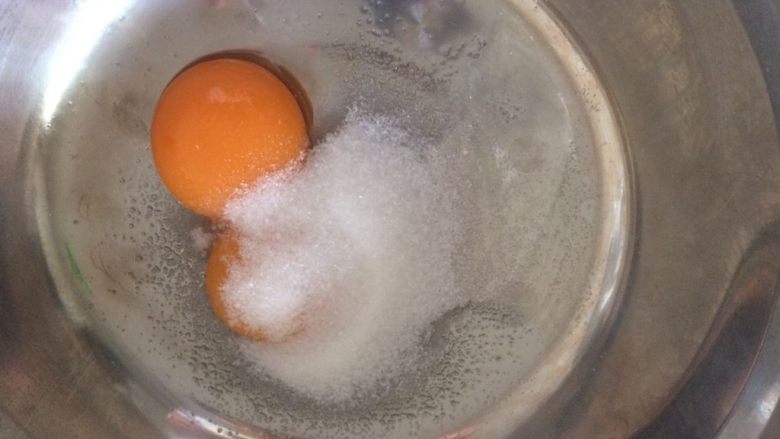 萌萌哒小熊松饼,蛋黄加入25g细砂糖,搅拌均匀;