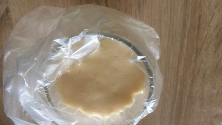 萌萌哒小熊松饼,翻拌均匀的松饼糊装入裱花袋内;