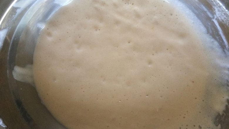 萌萌哒小熊松饼,翻拌均匀的面糊倒回剩余的1/2蛋白霜中继续翻拌均匀,松饼糊就做好了;
