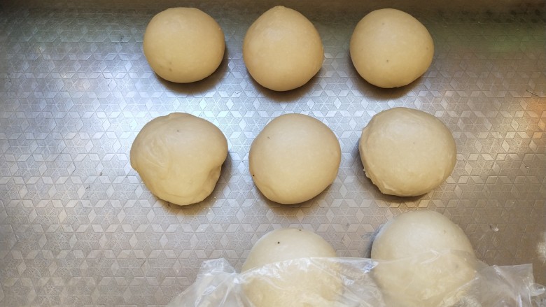 香蕉燕麦贝果,松弛好的面团平均分成两份8份小面团,搓好盖保鲜膜继续松弛20分钟