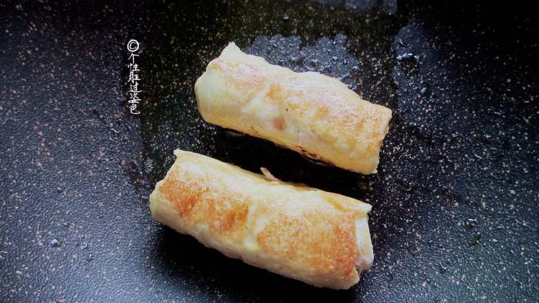 香蕉土司卷,一面烙好以后翻到另一面,烙至两面金黄。