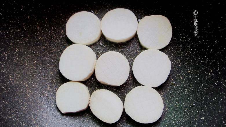 红烧杏鲍菇,锅热少量油小火下杏鲍菇煸一下