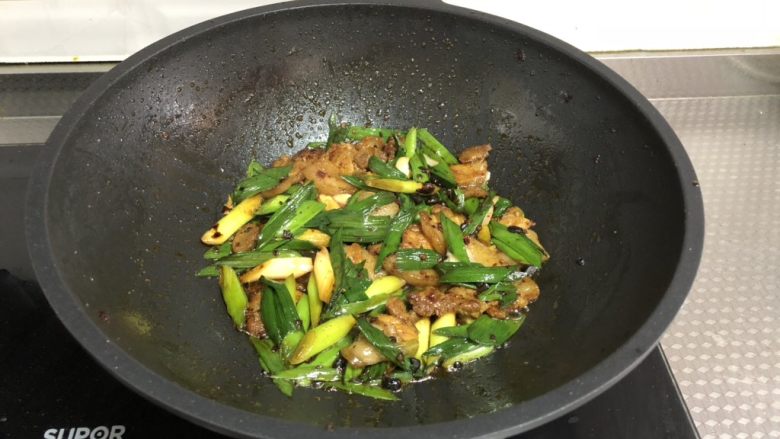 家常回锅肉,调入盐,炒匀即可