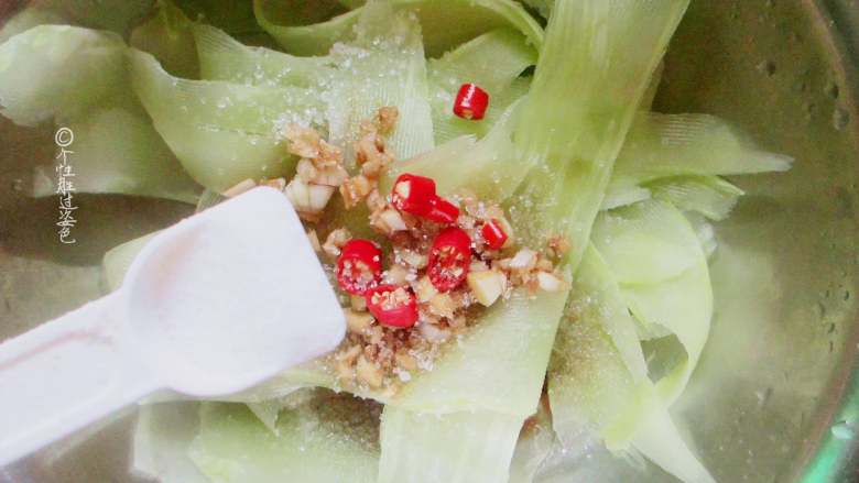 凉拌水晶莴苣,、加入少许盐、鸡粉,3克味极鲜,2克糖