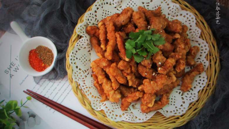 炸酥肉,我喜欢一边炸一边吃,吃不完的放凉后密封盒保鲜密封起来,放入冰箱冷藏,下次要吃的时候可以用来煮火锅