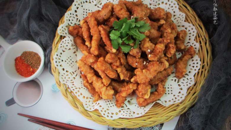 炸酥肉,炸酥肉并不局限于背脊肉,其他的里脊肉等都可以制作