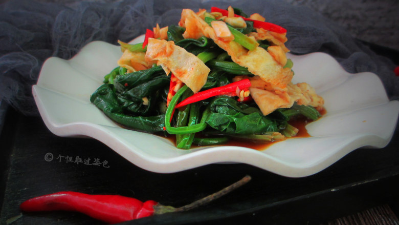 凉拌菠菜蛋皮,菠菜有“营养模范生”之称,它富含类胡萝卜素、维生素C、维生素K、矿物质