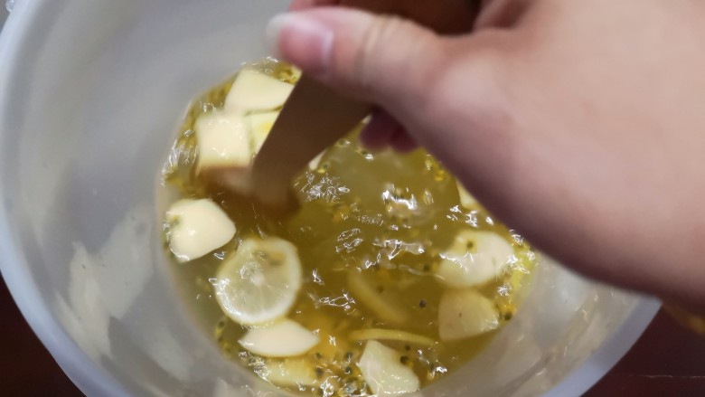 百变水果 百香果酵素,用木勺搅拌一下,盖上盖子开始发酵。
