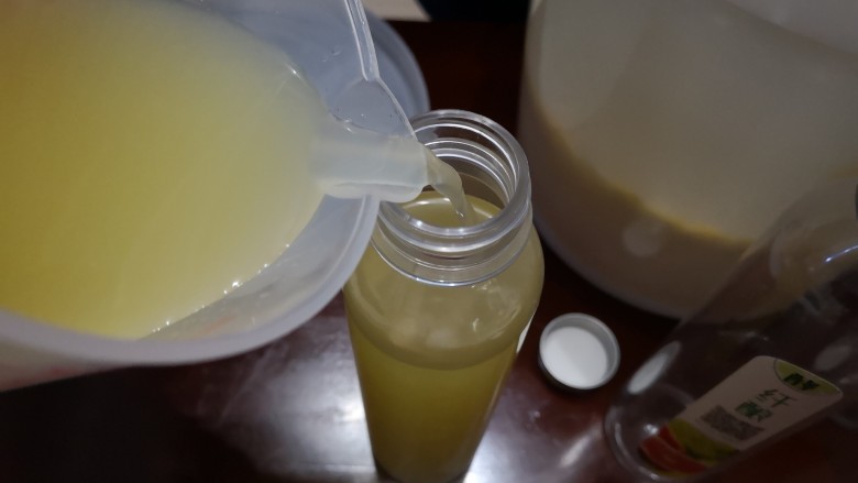 百变水果 百香果酵素,将汁倒入瓶中,冰箱冷藏。