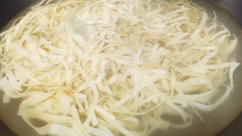 家常炝菜,干豆腐放入锅中焯水1分钟,捞出沥干水分备用