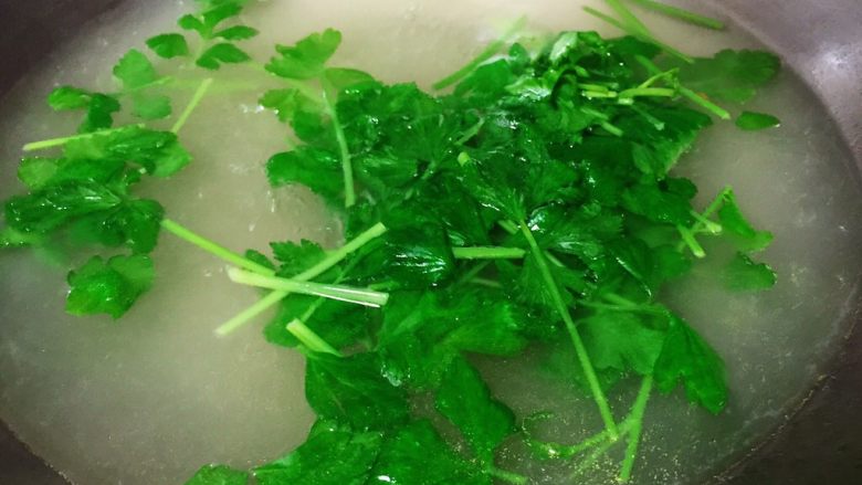 家常炝菜,芹菜放入锅中焯熟,捞出沥干水分备用