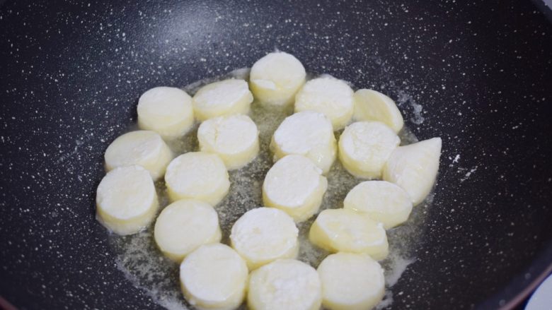 茄汁日本豆腐,锅中倒入适量的食用油烧热,放入日本豆腐