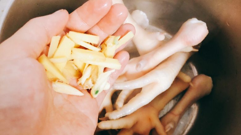 韩式辣鸡爪-下酒、下饭菜,将鸡爪放入高压锅,将蒜切成条一起放入。