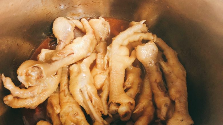 韩式辣鸡爪-下酒、下饭菜,搅拌均匀后盖上盖子,中火煮8分钟。