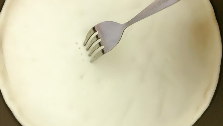 照烧鸡肉➕照烧鸡肉披萨,铺上面皮,整形,用叉子扎满小孔