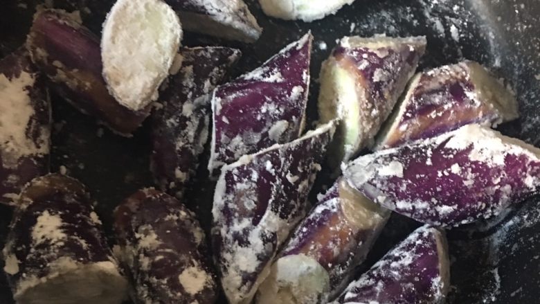 豆皮炖茄子,5️⃣ 油锅热油,放入茄子煎软。