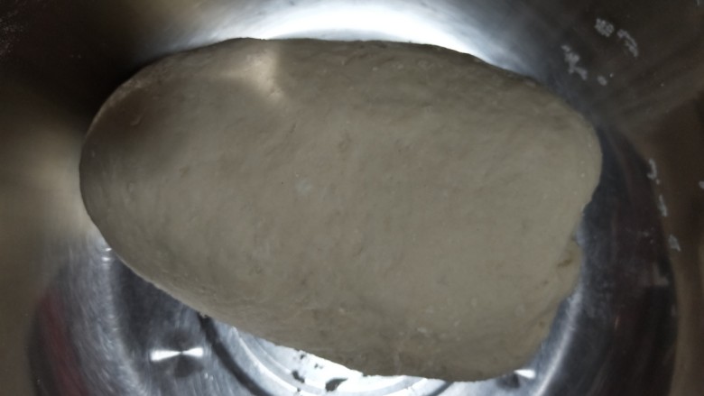 烫面葱花饼,揉成面团盖保鲜膜,醒20到30分钟