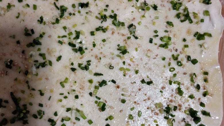 烫面葱花饼,面醒好擀薄,越薄葱花饼层层越多,抹油,撒盐,<a style='color:red;display:inline-block;' href='/shicai/ 829'>十三香</a>,葱花,卷起来,两头往中间推,然后竖起来压平