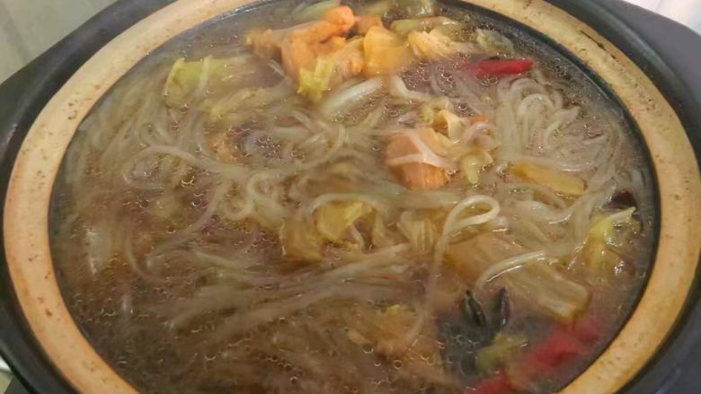猪肉炖粉条,炖好放入粉条煮3分钟,放入适量<a style='color:red;display:inline-block;' href='/shicai/ 756'>鸡精</a>调匀,放上葱叶即可开吃。