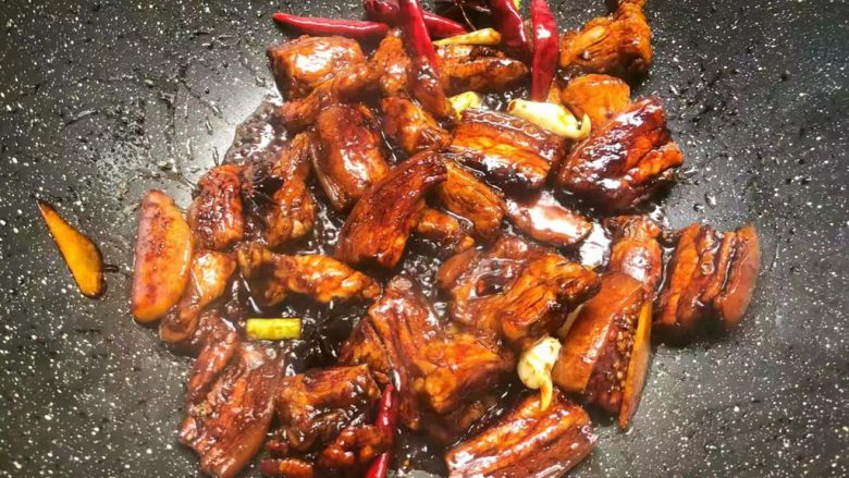 猪肉炖粉条,放入干辣椒,姜片,蒜瓣炒出香味。