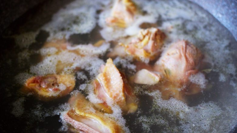 双椒爆鸡块,大火煮沸后继续煮5分钟左右后,捞出用清水冲洗干净备用。