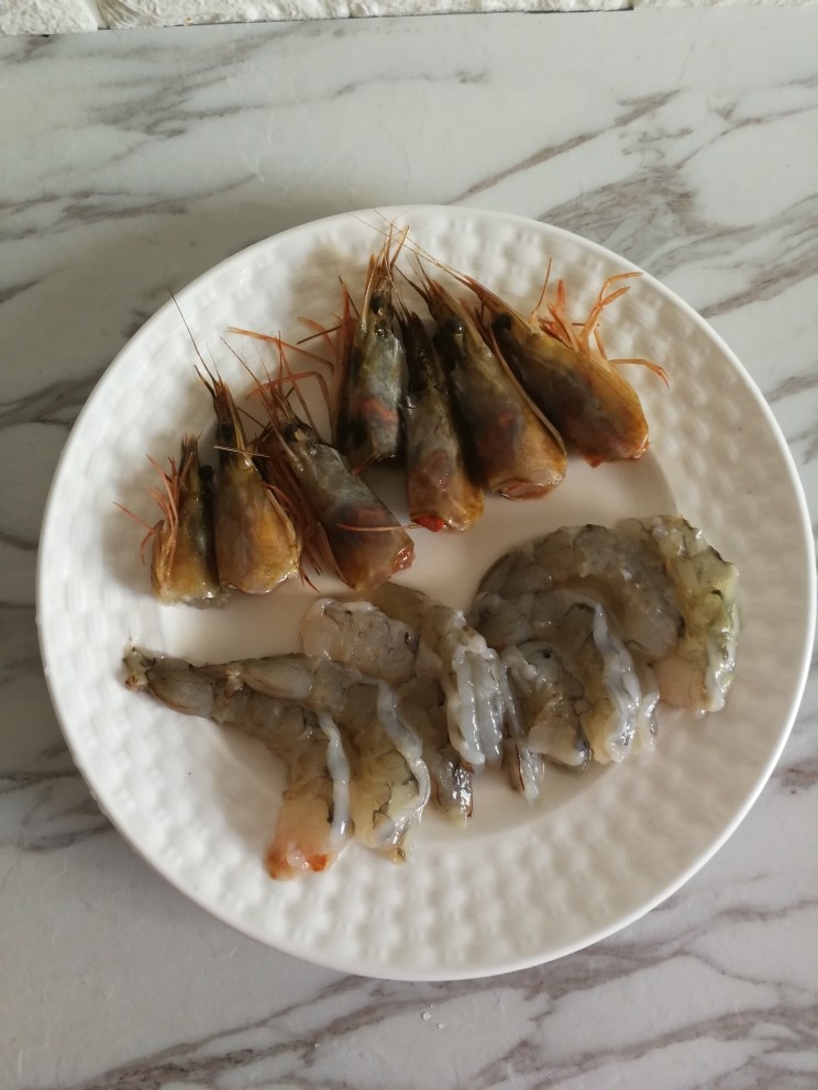大理石三鲜馅包子,虾去虾线,去皮去透。虾头别扔可以做汤,炒白菜都很好吃。