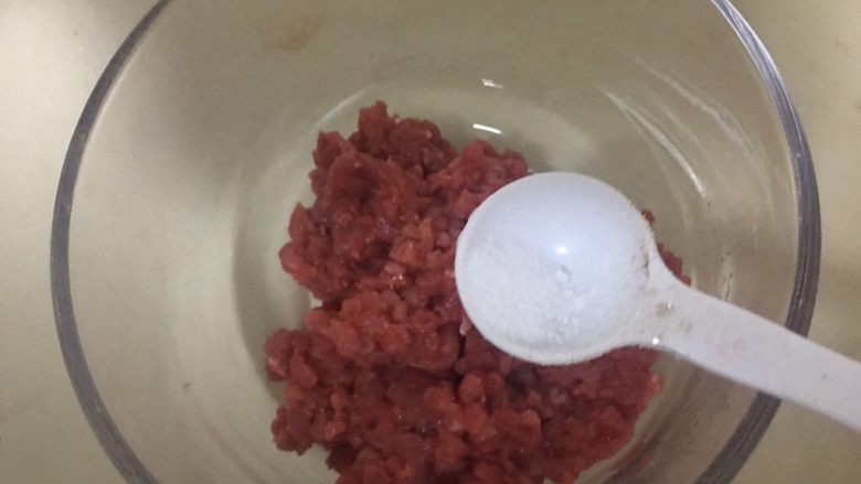 西湖牛肉羹,牛肉倒入碗里,加盐抓匀上劲
