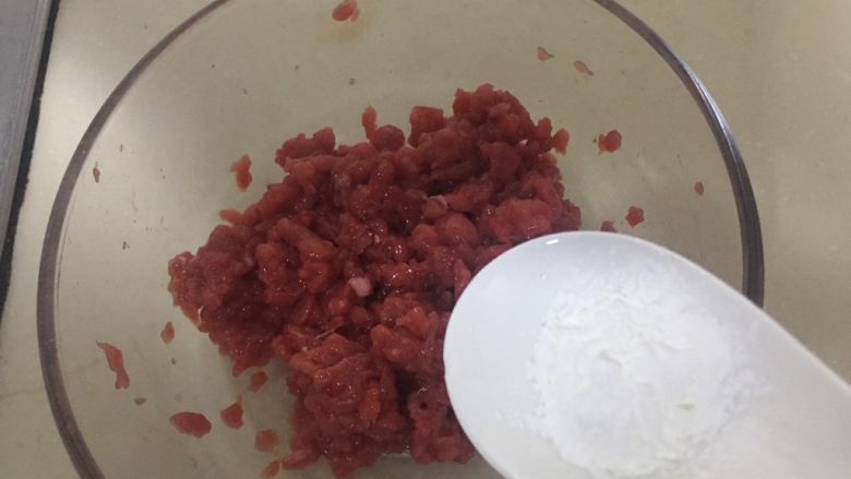 西湖牛肉羹,加入淀粉,抓匀上劲,腌制20分钟