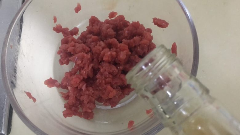 西湖牛肉羹,加入<a style='color:red;display:inline-block;' href='/shicai/ 718'>料酒</a>,抓匀上劲