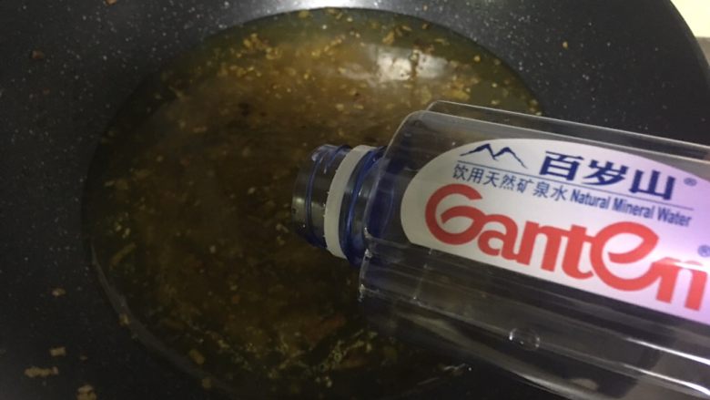 西湖牛肉羹,牛肉熟后,加入矿泉水