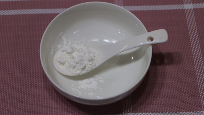 西湖牛肉羹,碗内加淀粉、加水,搅拌均匀,备用