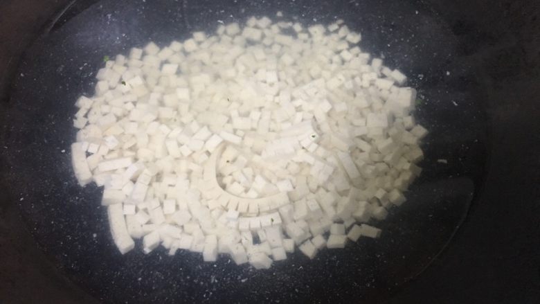 西湖牛肉羹,锅底加水,水开后加入豆腐丁