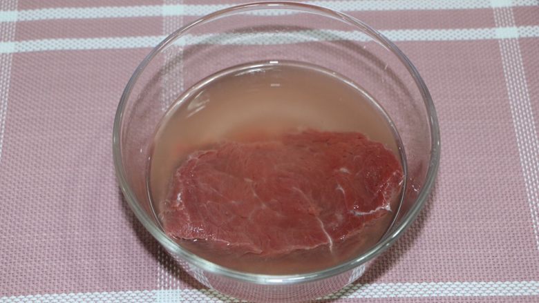 西湖牛肉羹,牛肉放入碗里然后加水清洗