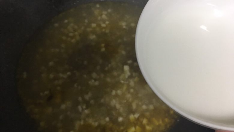 西湖牛肉羹,加淀粉勾芡,煮一会