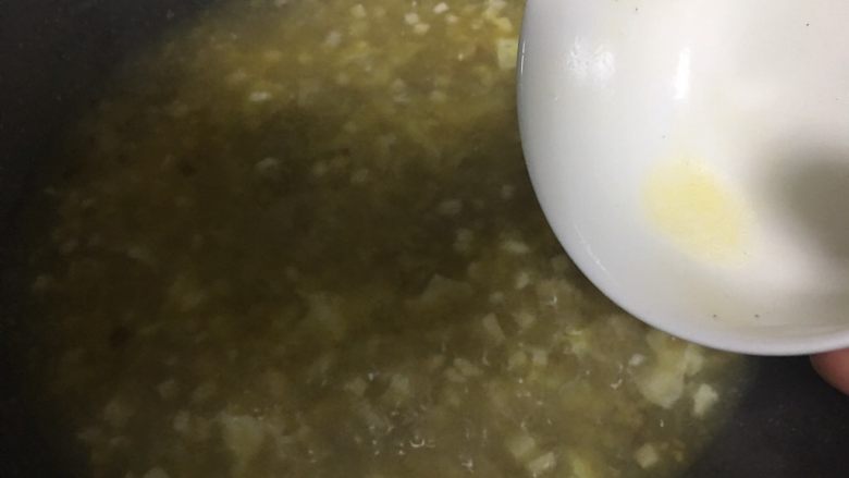 西湖牛肉羹,加蛋清后,用筷子搅拌