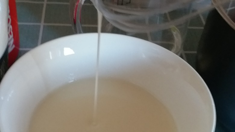 原味戚风,搅拌到乳化,看起来起来粘稠